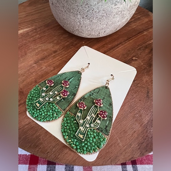 2/15$ Beautiful cactus rhinestone dangle earrings - Picture 2 of 2